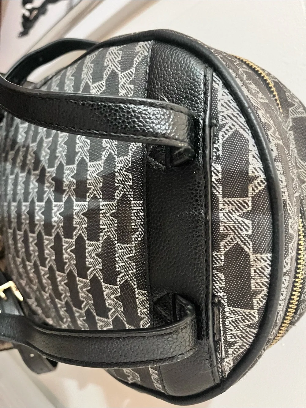 Marc Jacobs signature mj